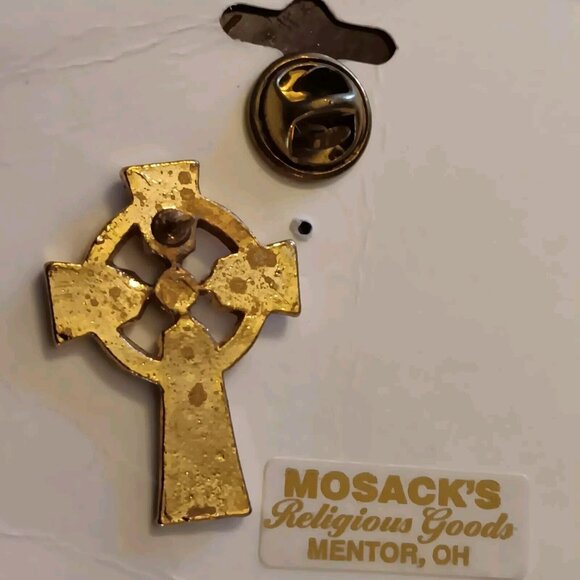 Berkander Irish Lapel Pin Catholic Celtic Cross Gold Tone Green Stone Vintage - Picture 5 of 5